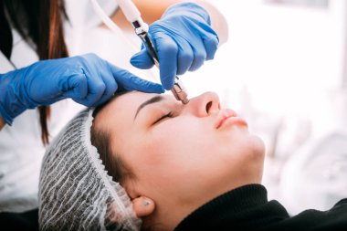 Profesyonel cilt bakımı, kozmetik kliniğinde yüz cildinin prosedür Mikrodermabrazyon
