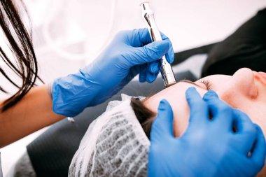 Profesyonel cilt bakımı, kozmetik kliniğinde yüz cildinin prosedür Mikrodermabrazyon