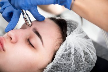 Profesyonel cilt bakımı, kozmetik kliniğinde yüz cildinin prosedür Mikrodermabrazyon