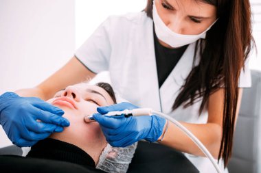Profesyonel cilt bakımı, kozmetik kliniğinde yüz cildinin prosedür Mikrodermabrazyon