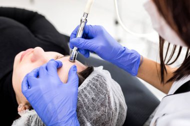 Profesyonel cilt bakımı, kozmetik kliniğinde yüz cildinin prosedür Mikrodermabrazyon