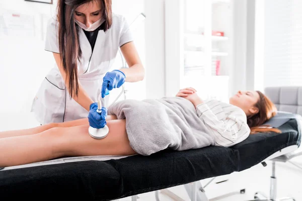 Cellulitbehandling Medical Spa Center Vakuum Massage Förfarande — Stockfoto