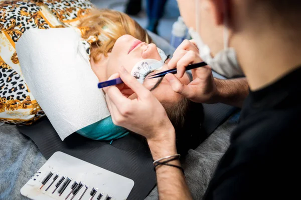 Applying Eyelashes Beauty Salon Eyelash Extension Procedure — Stock Photo, Image