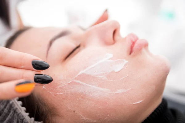 Beautician menerapkan masker wajah di klinik kosmetik, cosmetology treatment skincare face — Stok Foto