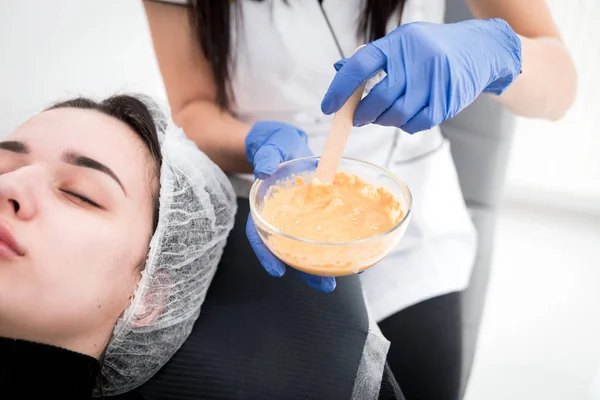 Kosmetolog Tillämpa Ansiktsmask Kosmetisk Klinik Kosmetika Behandling Hudvård Ansikte — Stockfoto