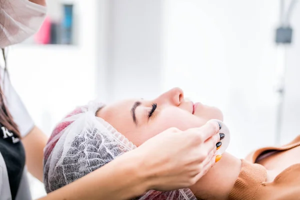 Kosmetolog Rengör Huden Kvinna Med Svamp Spa Skönhetssalongen Kosmetika Behandling — Stockfoto
