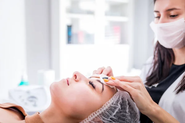 Kosmetolog Rengör Huden Kvinna Med Svamp Spa Skönhetssalongen Kosmetika Behandling — Stockfoto