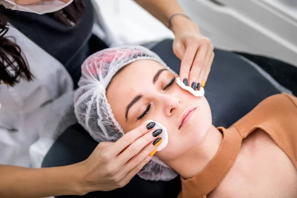 Beautician Membersihkan Wanita Kulit Dengan Spons Salon Spa Kecantikan Wajah — Stok Foto