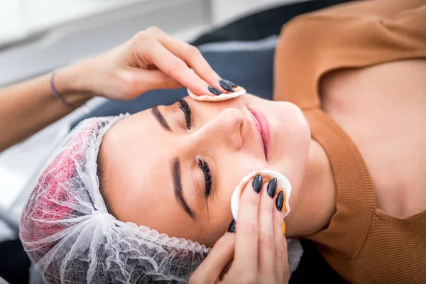 Beautician Membersihkan Wanita Kulit Dengan Spons Salon Spa Kecantikan Wajah — Stok Foto