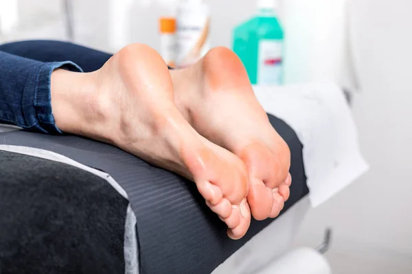 在剥皮修脚手术前 在美容院床上对女性脚的特写镜头 — 图库照片