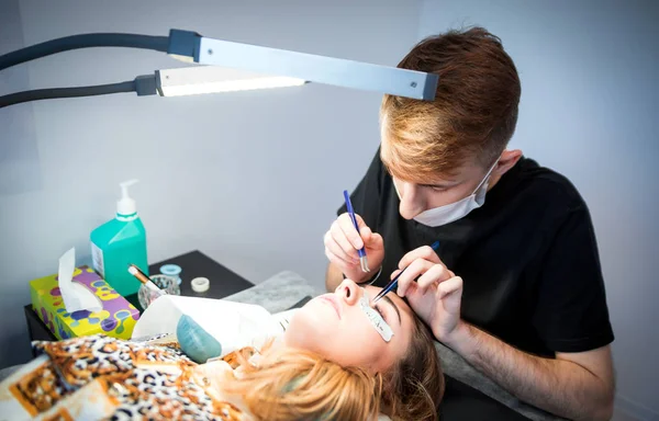 Male Beautician Applying Extension Eyelashes Beauty Salon — Stock Photo, Image