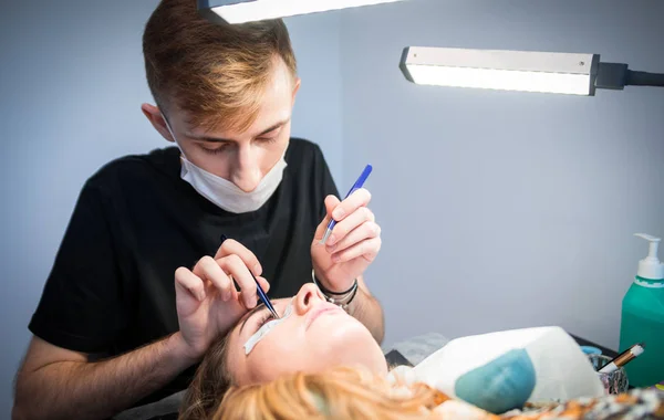 Male Beautician Applying Extension Eyelashes Beauty Salon — Stock Photo, Image