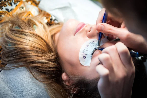 Male Beautician Applying Extension Eyelashes Beauty Salon — Stock Photo, Image