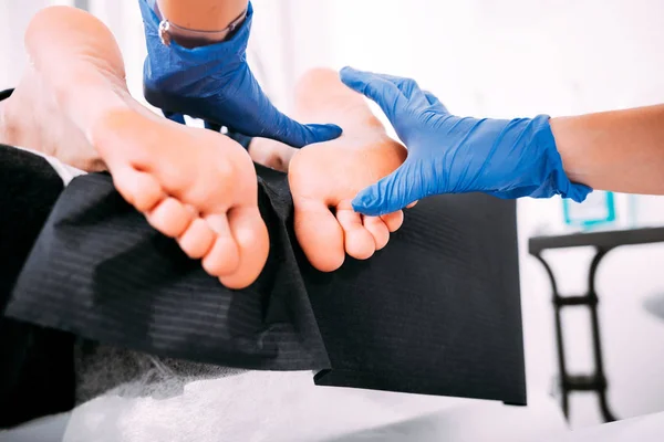 Peeling Voeten Pedicure Procedure Bij Cosmetische Salon — Stockfoto