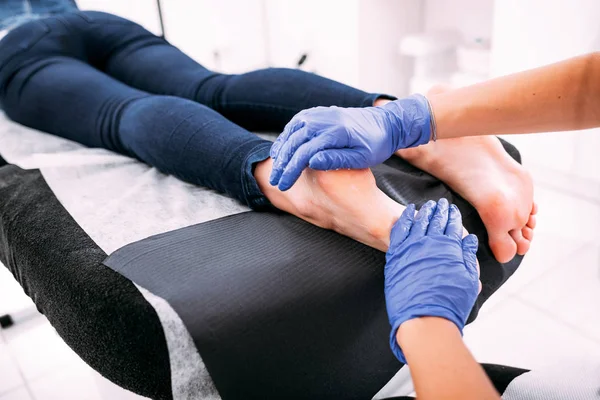 Peeling Voeten Pedicure Procedure Bij Cosmetische Salon — Stockfoto