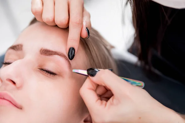 Plucking Alis Dengan Tweezer Oleh Ahli Kecantikan Salon — Stok Foto