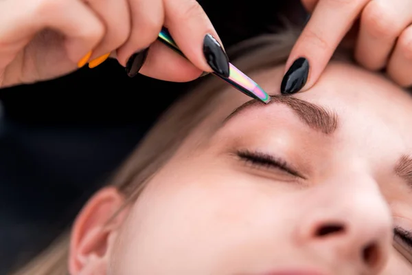 Plucking Eyebrows Tweezer Beautician Beauty Salon — Stock Photo, Image