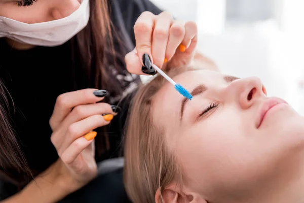 Pretty Girl Getting Brow Depilation Beauty Salon — Stock Photo, Image