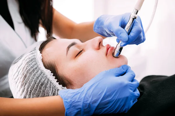 Professional Skin Care Procedure Microdermabrasion Facial Skin Cosmetic Clinic — Stock Photo, Image
