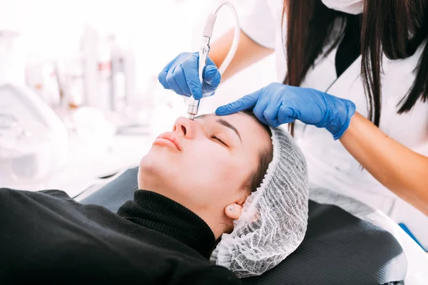 Professional Skin Care Procedure Microdermabrasion Facial Skin Cosmetic Clinic — Stock Photo, Image