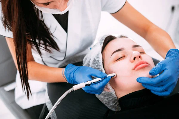 Professionell Hudvård Förfarande Microdermabrasion Ansiktet Huden Kosmetisk Klinik — Stockfoto