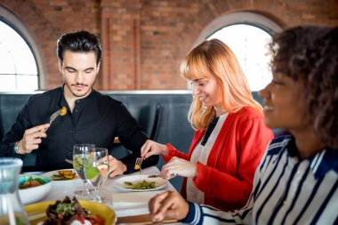 Restoran, çok ırklı grup öğle yemeği molası nda Iş adamları