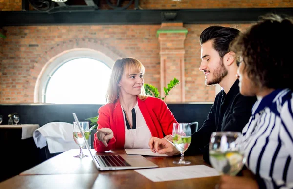 Unga Par Läser Dokument Affärsmöte Restaurang Agent Visar Erbjudande — Stockfoto