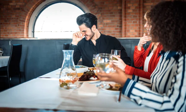 Gruppe Von Freunden Amüsiert Sich Restaurant Isst Und Trinkt Zusammen — Stockfoto