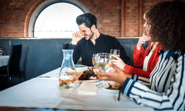 Grupo Amigos Divirtiéndose Restaurante Comiendo Bebiendo Juntos —  Fotos de Stock