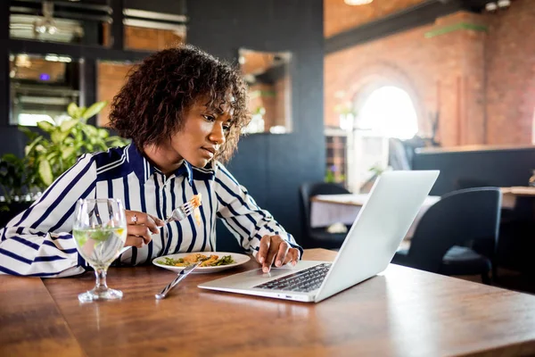 Empresaria Negra Enfocada Usando Laptop Restaurante — Foto de Stock