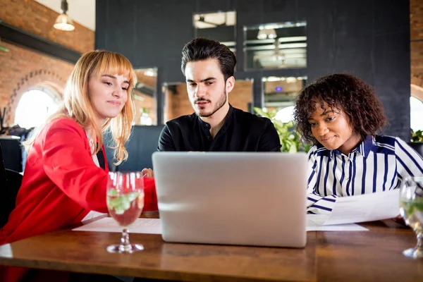 Para Rozmawia Agentem Pomocą Laptopa Ofercie Restauracji Rozmowa Biznesowa — Zdjęcie stockowe