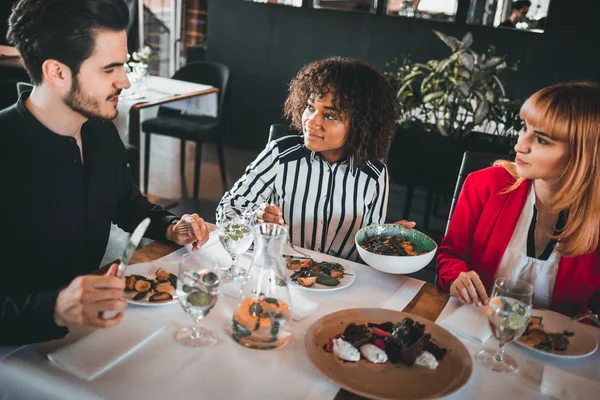 Business Talk Während Des Mittagessens Restaurant Corporate Meeting Konzept — Stockfoto