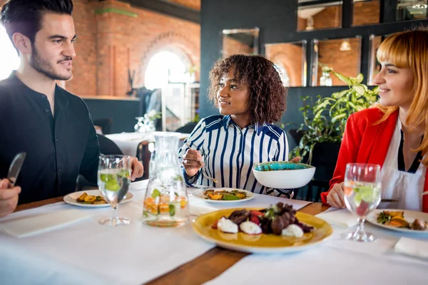 Rozmowa Biznesowa Podczas Obiadu Restauracji Koncepcja Spotkania Korporacyjnego — Zdjęcie stockowe