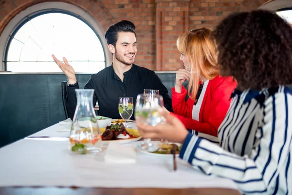 Rozmowa Biznesowa Podczas Obiadu Restauracji Koncepcja Spotkania Korporacyjnego — Zdjęcie stockowe
