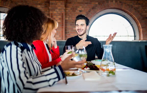 Charla Negocios Durante Almuerzo Restaurante Concepto Reunión Corporativa —  Fotos de Stock