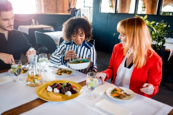 Ludzie Biznesowi Podczas Przerwy Obiadowej Restauracji Grupa Wieloetniczna — Zdjęcie stockowe