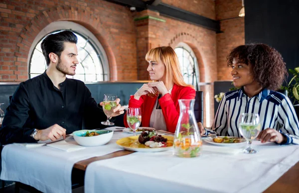 Ludzie Biznesowi Podczas Przerwy Obiadowej Restauracji Grupa Wieloetniczna — Zdjęcie stockowe