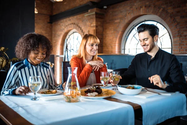 Ludzie Biznesowi Podczas Przerwy Obiadowej Restauracji Grupa Wieloetniczna — Zdjęcie stockowe