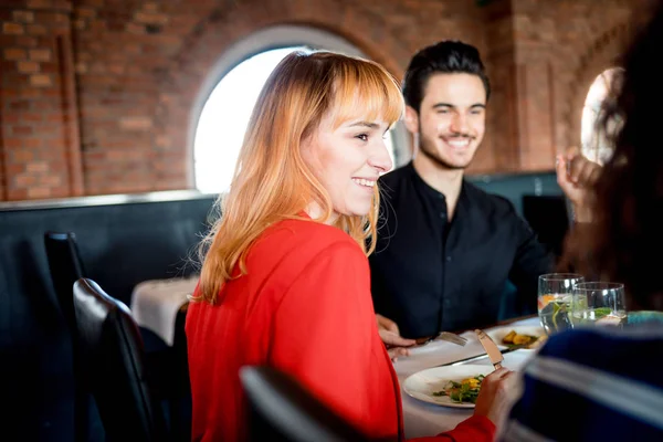 Zakenmensen Tijdens Lunchpauze Restaurant Multi Etnische Groep — Stockfoto