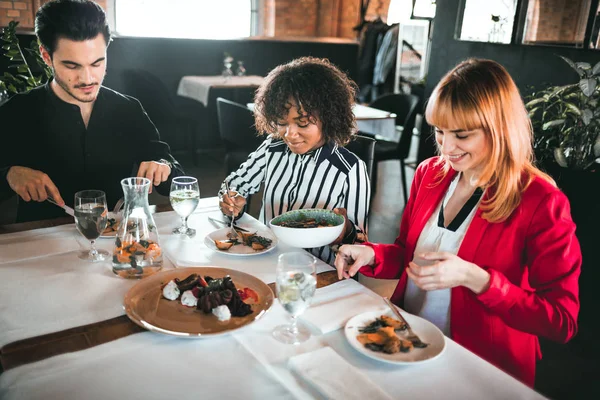 Ludzie Biznesowi Podczas Przerwy Obiadowej Restauracji Grupa Wieloetniczna — Zdjęcie stockowe