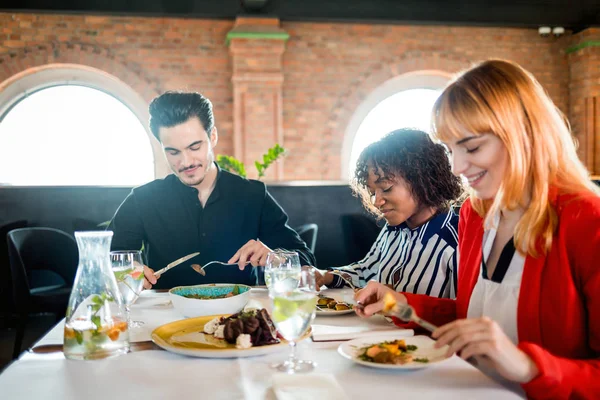 レストランでのビジネスランチ 企業会議コンセプト — ストック写真