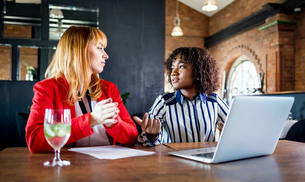 Oferta Espectáculo Agente Cliente Restaurante Charla Negocios — Foto de Stock