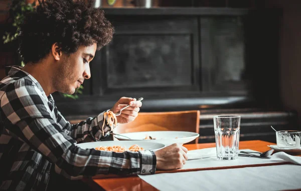 Ung afrikansk amerikansk man äter lunch på restaurang — Stockfoto