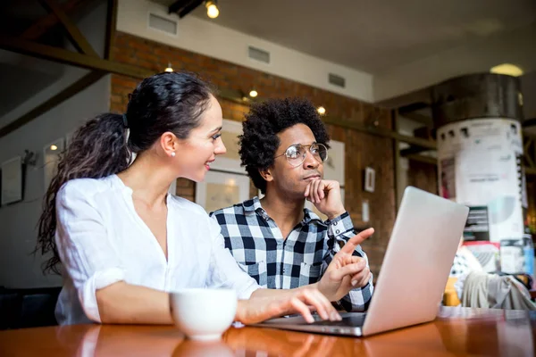 Reunión del equipo de negocios multiétnicos en la cafetería, trabajando con computadora portátil — Foto de Stock