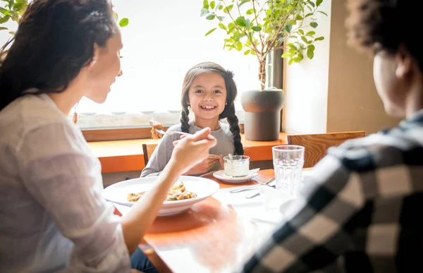 Kleines Mädchen Mit Ihren Eltern Genießt Mittagessen Restaurant — Stockfoto