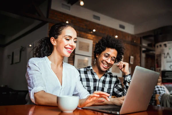 Reunión del equipo de negocios multiétnicos en la cafetería, trabajando con computadora portátil — Foto de Stock