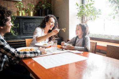 Mutlu Afrikalı Amerikan aile restoranda birlikte öğle yemeği yemek ve eğlenmek
