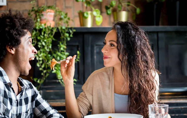 Gelukkig jong paar eten lunch samen bij Restaurant, Afro-Amerikaanse mensen met plezier — Stockfoto