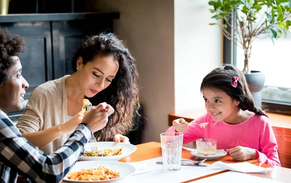 Šťastná americká rodina obědvá společně v restauraci a baví se — Stock fotografie