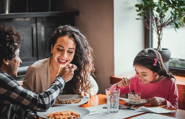 Šťastná americká rodina obědvá společně v restauraci a baví se — Stock fotografie